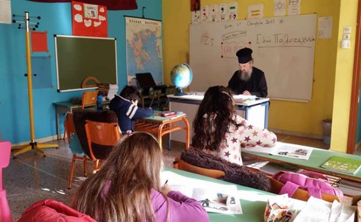 Παππάς διδάσκει τα παιδιά σε σχολείο μέχρι να καλυφθεί το κενό δασκάλου