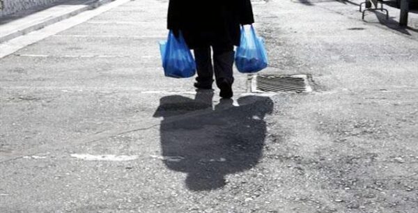 Φτωχοποίηση των Ελλήνων από μειώσεις συντάξεων και φόρους – Απώλεια εισοδημάτων έως 70%