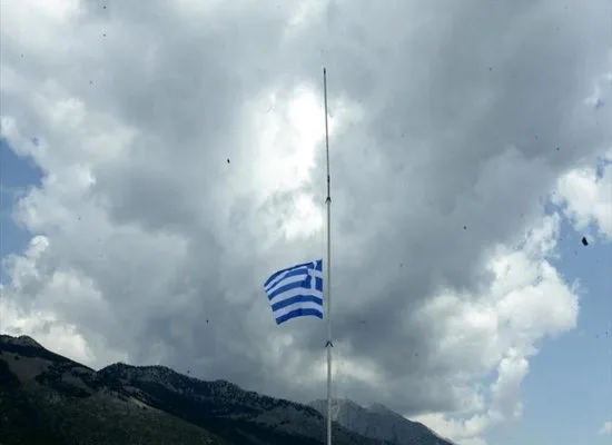 Μεσίστιες οι σημαίες στα σχολεία