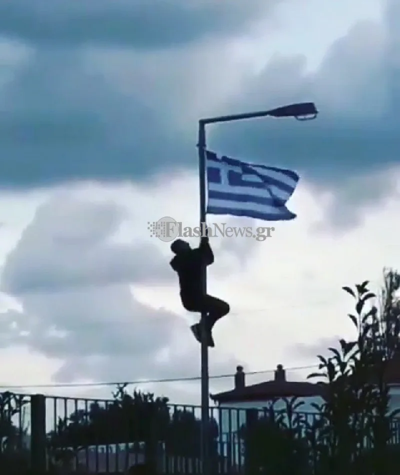 Μαθητής στην Κρήτη ύψωσε την ελληνική σημαία σε στύλο φωτισμού σχολείου και πήρε αποβολή