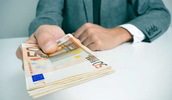 Με μισθό μέχρι 600 ευρώ ένας στους τρεις εργαζόμενους