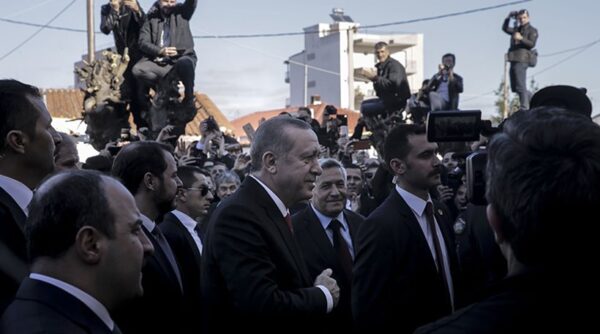 Ο Ερντογάν μιλάει στο πλήθος στο μειονοτικό σχολείο