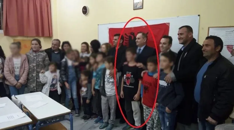 Μπλουζάκι με τον χάρτη της «Μεγάλης Αλβανίας» φορούσε μαθητής στα εγκαίνια αλβανικού σχολείου στην Κρήτη