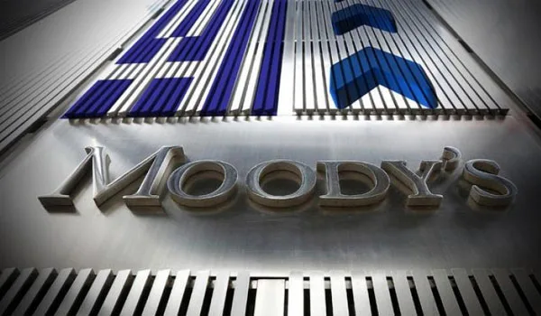 H Moody’s αναβάθμισε την Ελλάδα κατά δυο βαθμίδες. Βλέπει καθαρή έξοδο