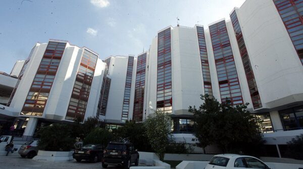 Παν. Πειραιά: Εισβολή κουκουλοφόρων – Επίθεση στην καθηγήτρια Μπόση