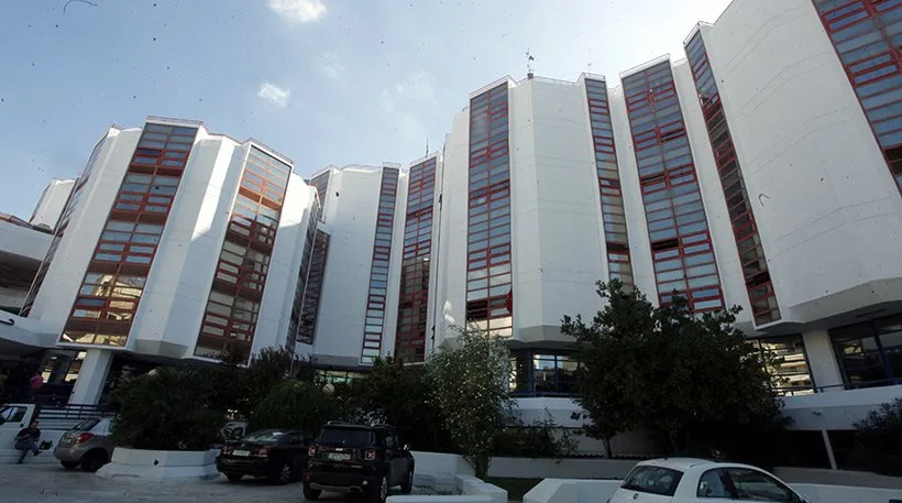 Παν. Πειραιά: Εισβολή κουκουλοφόρων – Επίθεση στην καθηγήτρια Μπόση