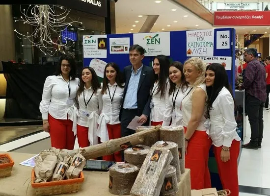 Ο Υφυπουργός Παιδείας Δημήτριος Μπαξεβανάκης στη μαθητική έκθεση του ΣΕΝ
