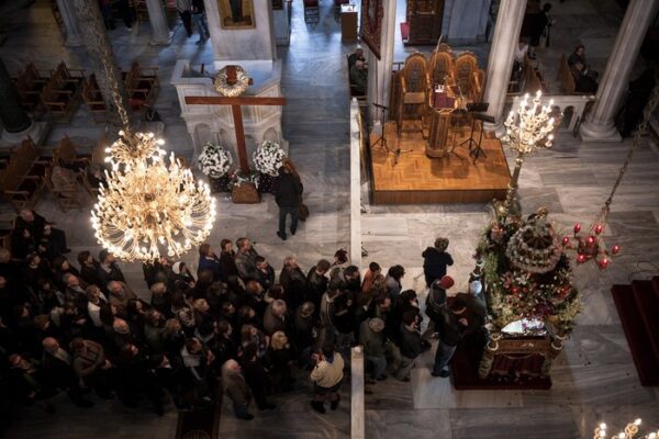 Γιατί περνάμε κάτω από τον Επιτάφιο τη Μεγάλη Παρασκευή