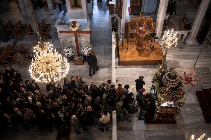 Γιατί περνάμε κάτω από τον Επιτάφιο τη Μεγάλη Παρασκευή