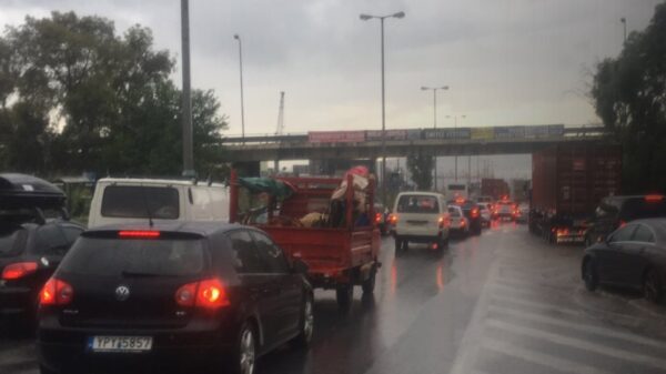 Έκλεισε η εθνική οδός Αθηνών-Κορίνθου από χείμαρρο