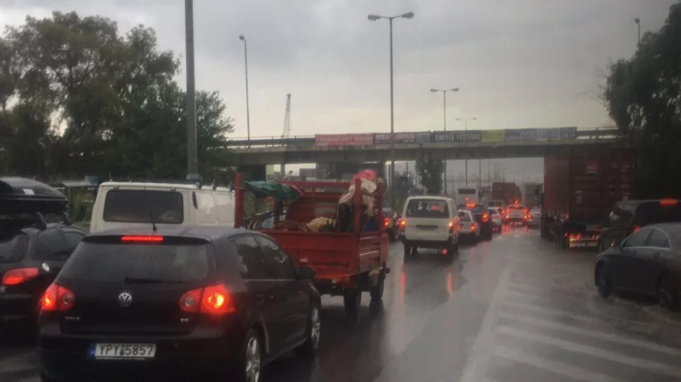 Έκλεισε η εθνική οδός Αθηνών-Κορίνθου από χείμαρρο