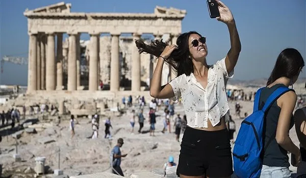 Η αύξηση στην άφιξη τουριστών κατά 22,3% συμπαρέσυρε τις εισπράξεις