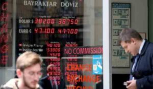 Γιατί η πτωτική πορεία της τουρκικής λίρας προκαλεί έντονη ανησυχία στην Ευρώπη
