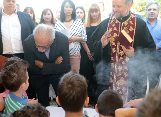 Στο 1ο ΕΠΑΛ και στο 5ο Νηπιαγωγείο Αγίων Αναργύρων παρακολούθησε τον αγιασμό ο Υπουργός Παιδείας