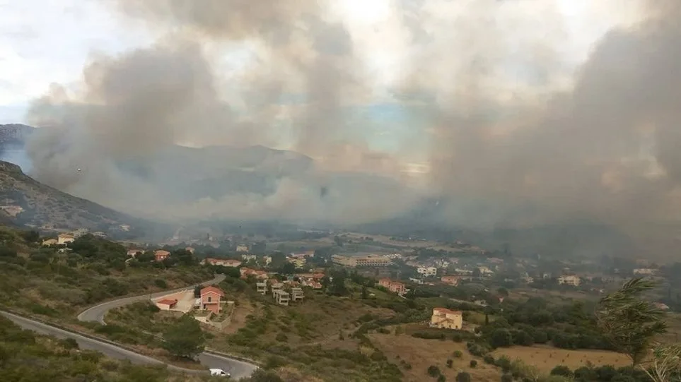 Ανεξέλεγκτη η φωτιά στον Άνω Κατελειό στην Κεφαλονιά – Εκκενώθηκε ο οικισμός