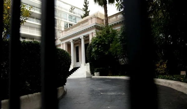 Μαξίμου: Το κραχ στις τραπεζικές μετοχές οφείλεται σε κερδοσκοπικές πιέσεις