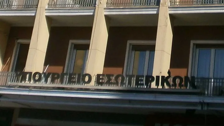 Έρχεται ρύθμιση χρεών προς δήμους και επιπλέον προσλήψεις συμβασιούχων στους ΟΤΑ