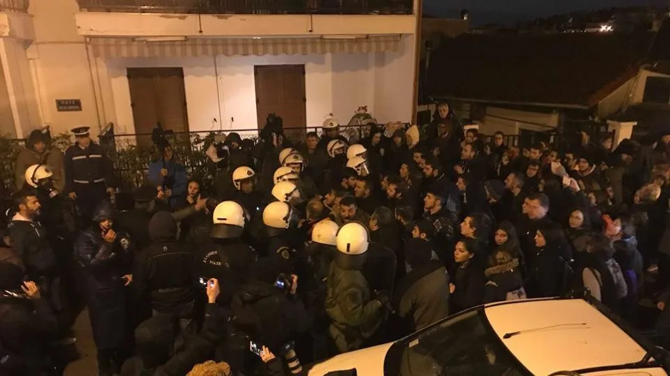 Θεσσαλονίκη: Ένταση και χημικά σε εκδήλωση με τον Γαβρόγλου