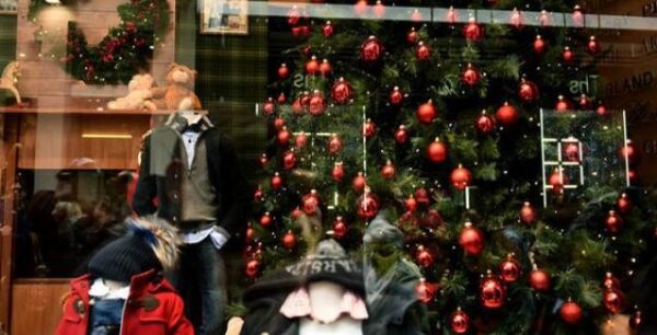 Εορταστικό ωράριο: Ανοιχτά τα καταστήματα την Κυριακή 30 Δεκεμβρίου