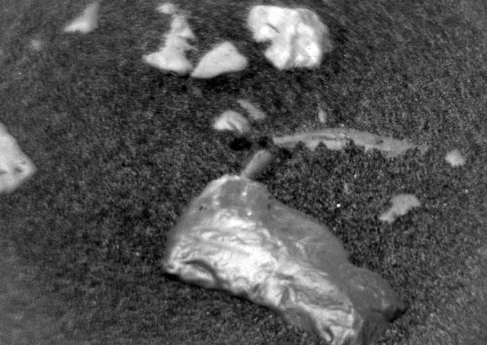 Τι είναι η πέτρα που βρήκε το ρόβερ Curiosity στον Άρη και λάμπει σαν χρυσός;