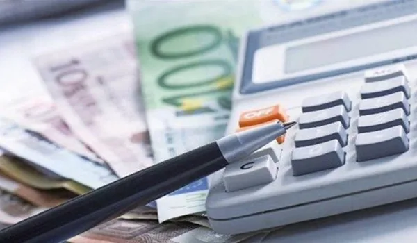 Ελεύθεροι επαγγελματίες: Αυτές είναι οι νέες εισφορές για τα «μπλοκάκια»
