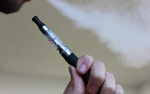 Έρευνα: Και το ηλεκτρονικό τσιγάρο αυξάνει τον κίνδυνο ουλίτιδας