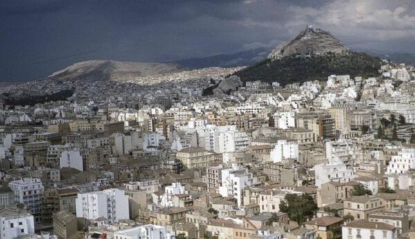 Airbnb: Τουριστική γκετοποίηση σε ολόκληρες περιοχές της Αθήνας