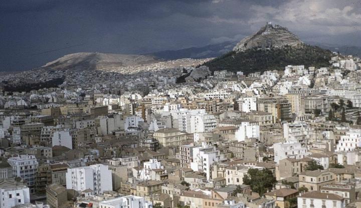Airbnb: Τουριστική γκετοποίηση σε ολόκληρες περιοχές της Αθήνας