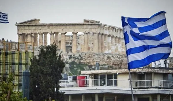 WSJ: Κίνδυνος για τα ελληνικά ομόλογα πιθανό πάγωμα της δόσης από Κομισιόν