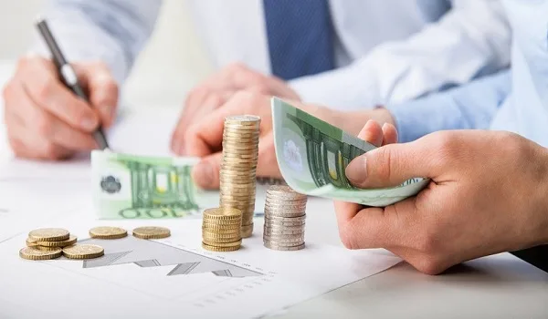 Ποιοί επιχειρηματίες και ελεύθεροι επαγγελματίες θα πληρώσουν τέλος επιτηδεύματος έως 650 ευρώ