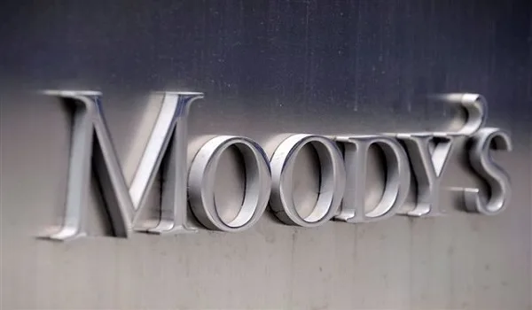 Moody’s: Θετική για το αξιόχρεο της Ελλάδας η επάνοδός της στις αγορές