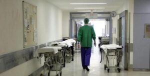 Έλεγχοι για αντικαπνιστικό στα νοσοκομεία -Βρέθηκαν να καπνίζουν γιατροί και προσωπικό