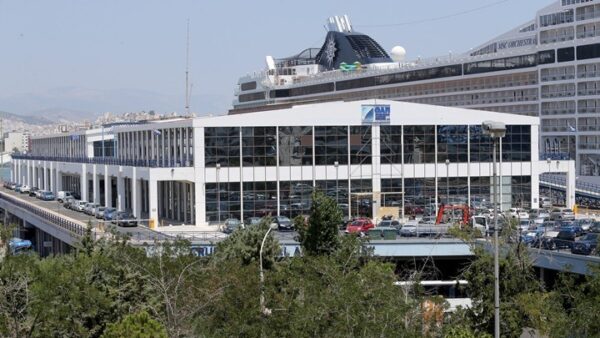 Handelsblatt: Το λιμάνι του Πειραιά αναμένεται φέτος να ξεπεράσει τη Βαλένθια στη διακίνηση κοντέινερ στη Μεσόγειο
