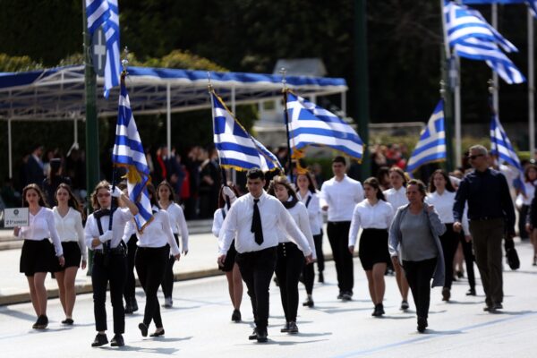 25η Μαρτίου: Με αντιπολεμικά μηνύματα η μαθητική παρέλαση στο Σύνταγμα