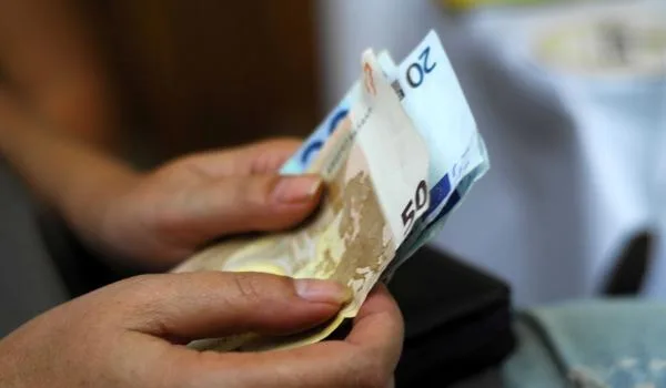 Επαγγελματίες: Χαράτσι έως 2.151 ευρώ – Ποιούς αφορά