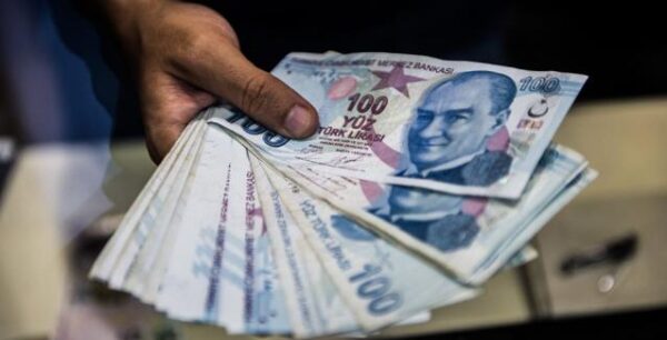Πτώση της τουρκικής λίρας έπειτα από δημοσίευμα για αμερικανικές κυρώσεις