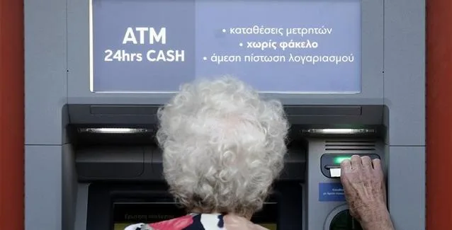 ΑΤΜ: Έως και 3 ευρώ οι χρεώσεις για αναλήψεις με κάρτες άλλων τραπεζών
