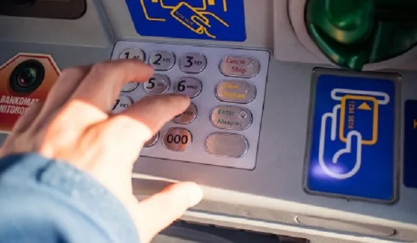 Αναλήψεις μέσω ΑΤΜ: Από 22 Ιουλίου σε ισχύ οι τσουχτερές χρεώσεις