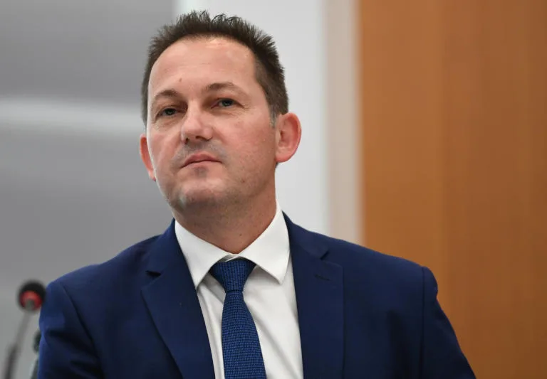 Πέτσας: Δε θα καταργηθούν τα επιδόματα
