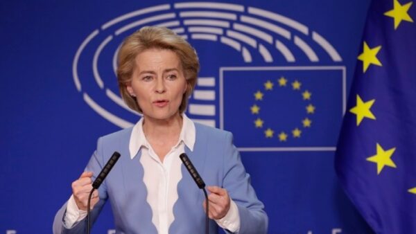 Φον ντερ Λάιεν: Εάν όλοι οι εμβολιασμένοι  έκαναν ενισχυτική δόση, θα αποφεύγαμε 1 εκατ. νοσηλείες
