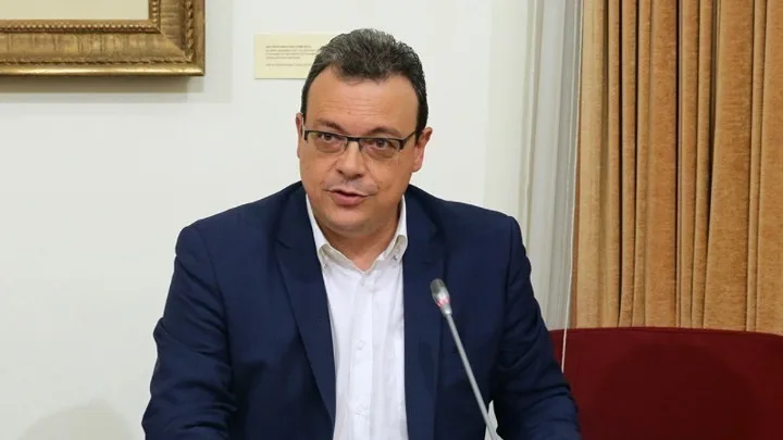 Η κυβέρνηση ψάχνει λύσεις μόνο με εθελοντές