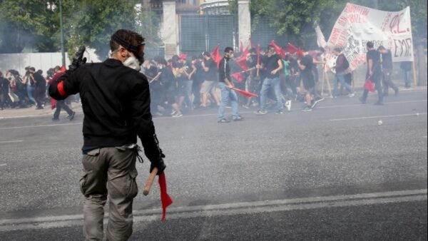Επεισόδια στη Θεσσαλονίκη – Κουκουλοφόροι επιτέθηκαν σε φοιτητές