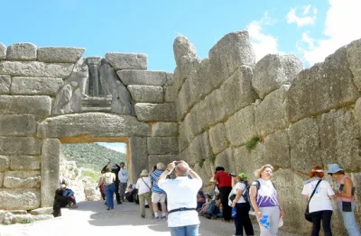 Ρυθμίζονται οι όροι και οι προϋποθέσεις για το επάγγελμα του τουριστικού συνοδού