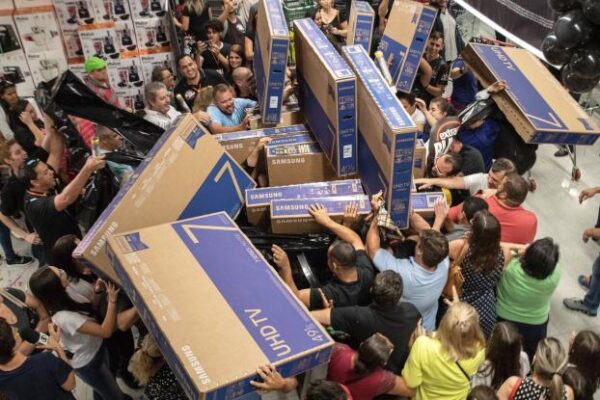 Black Friday: Εκπτώσεις μέχρι και 80% – Τι ρόλο θα παίξουν οι ανατιμήσεις