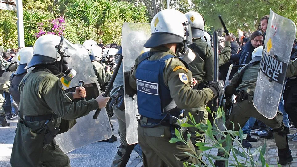Καβούρι: Επεισόδια και χημικά μεταξύ φοιτητών και αστυνομικών – Τουλάχιστον ένας τραυματίας