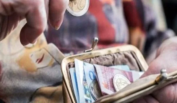 Συντάξεις: Μειώνεται στο 30% η παρακράτηση για τους συνταξιούχους που εργάζονται