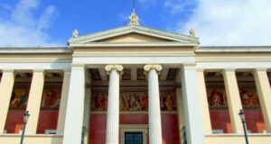 Ο Πρόεδρος της Δημοκρατίας παρασημοφόρησε τον πρύτανη του ΕΚΠΑ