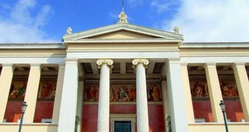 Ο Πρόεδρος της Δημοκρατίας παρασημοφόρησε τον πρύτανη του ΕΚΠΑ