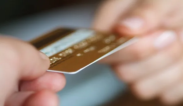 Έτσι θα στέλνουν πλέον κάρτες και PIN οι τράπεζες στους πελάτες τους