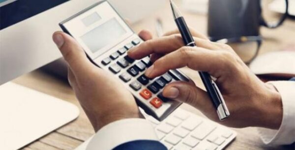 Εφορία: Για ποιές οφειλές δεν μπορεί να προχωρήσει σε κατασχέσεις καταθέσεων